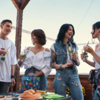 Alkohol a zdravý životný štýl: Ako vplýva pitie na spánok, diétu a fitness progres?